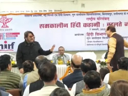 बिलासपुर GGU के कुलपति ने अतिथि को कार्यक्रम से भगाया:साहित्य कार्यक्रम में कुलपति खुद की कहानी सुनाने लगे; अतिथि बोर हुए तो बोले- जाइये