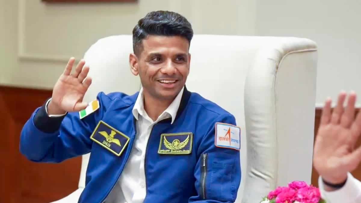 Gallantry Awards 2026: ग्रुप कैप्टन शुभांशु शुक्ला को अशोक चक्र, तीन कीर्ति चक्र और 13 शौर्य चक्र का भी एलान Gallantry Awards 2026: ग्रुप कैप्टन शुभांशु शुक्ला को अशोक चक्र, तीन कीर्ति चक्र और 13 शौर्य चक्र का भी एलान