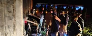 गोरखपुर से दिल्ली जा रही बस 15 फीट नीचे गिरकर पलटी, 55 यात्री थे सवार; 12 यात्री गंभीर रूप से घायल