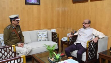 राज्यपाल डेका से नवनियुक्त पुलिस कमिश्नर संजीव शुक्ला ने की मुलाकात