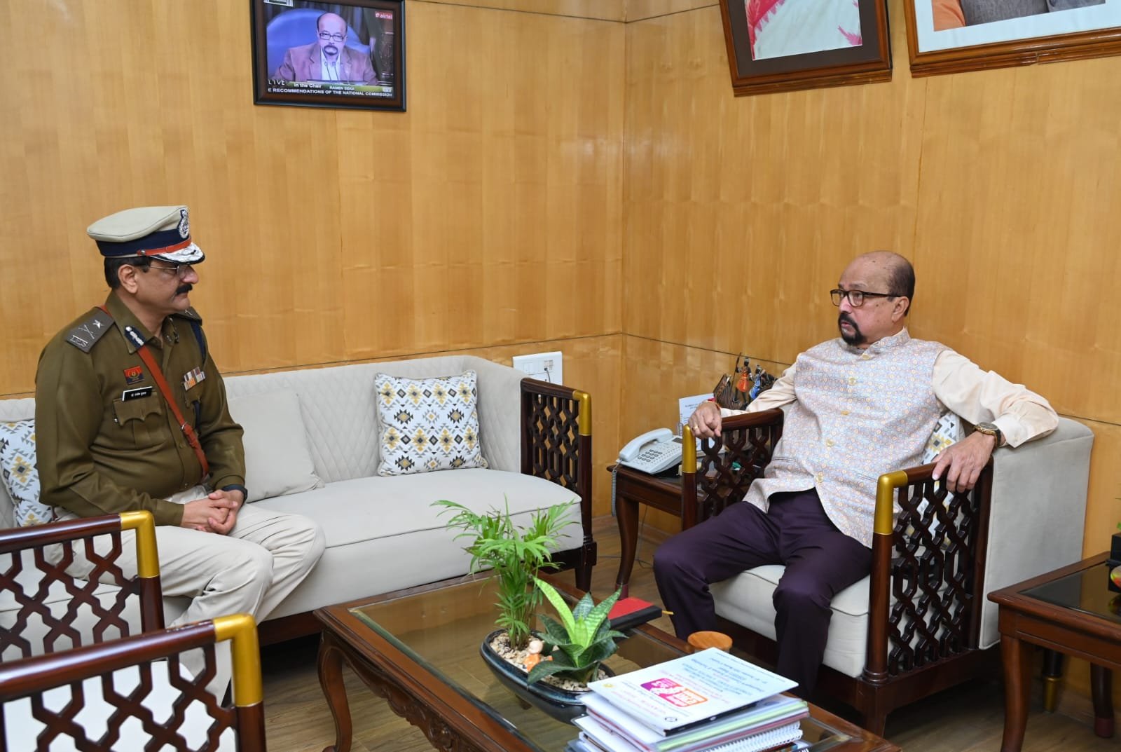 राज्यपाल डेका से नवनियुक्त पुलिस कमिश्नर संजीव शुक्ला ने की मुलाकात