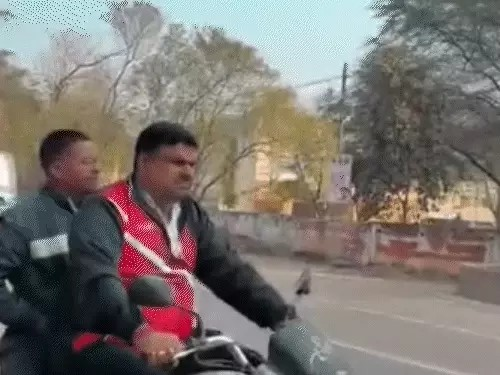 सड़क सुरक्षा माह में मंत्री ने बिना हेलमेट बाइक चलाई:गजेंद्र यादव ने वीडियो पोस्ट किया,सोशल मीडिया पर लोग बोले- बाहुबली का मुखड़ा कैसे दिखेगा