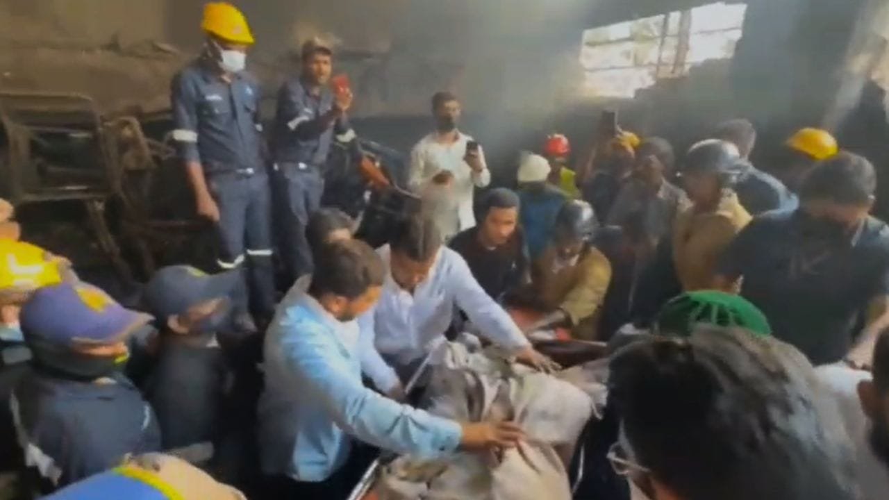 हैदराबाद आग हादसा: फर्नीचर दुकान के बेसमेंट में जिंदा जले 5 लोग; 22 घंटे बाद निकाले गए शव
