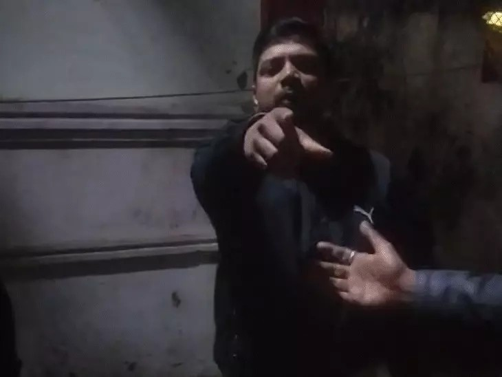 10वीं की छात्रा को परेशान कर रहा था पुलिसकर्मी:इंदौर में हिंदू संगठन के साथ थाने पहुंची, बोली- रास्ता रोककर हाथ पकड़; केस दर्ज