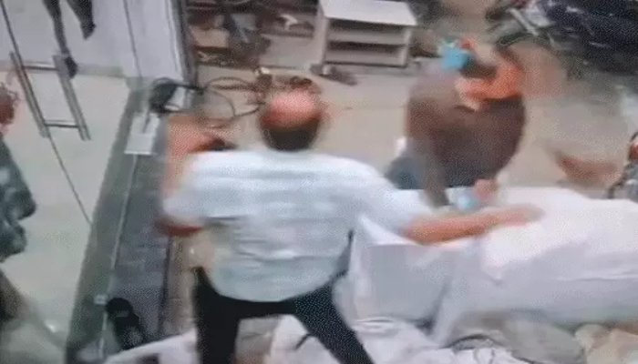 नाबालिग की लापरवाही से दुकान में घुसी कार, संचालक गंभीर रूप से घायल