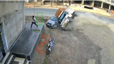 चलती पिकअप उछलकर कार पर पलटी, चालक की हालत गंभीर