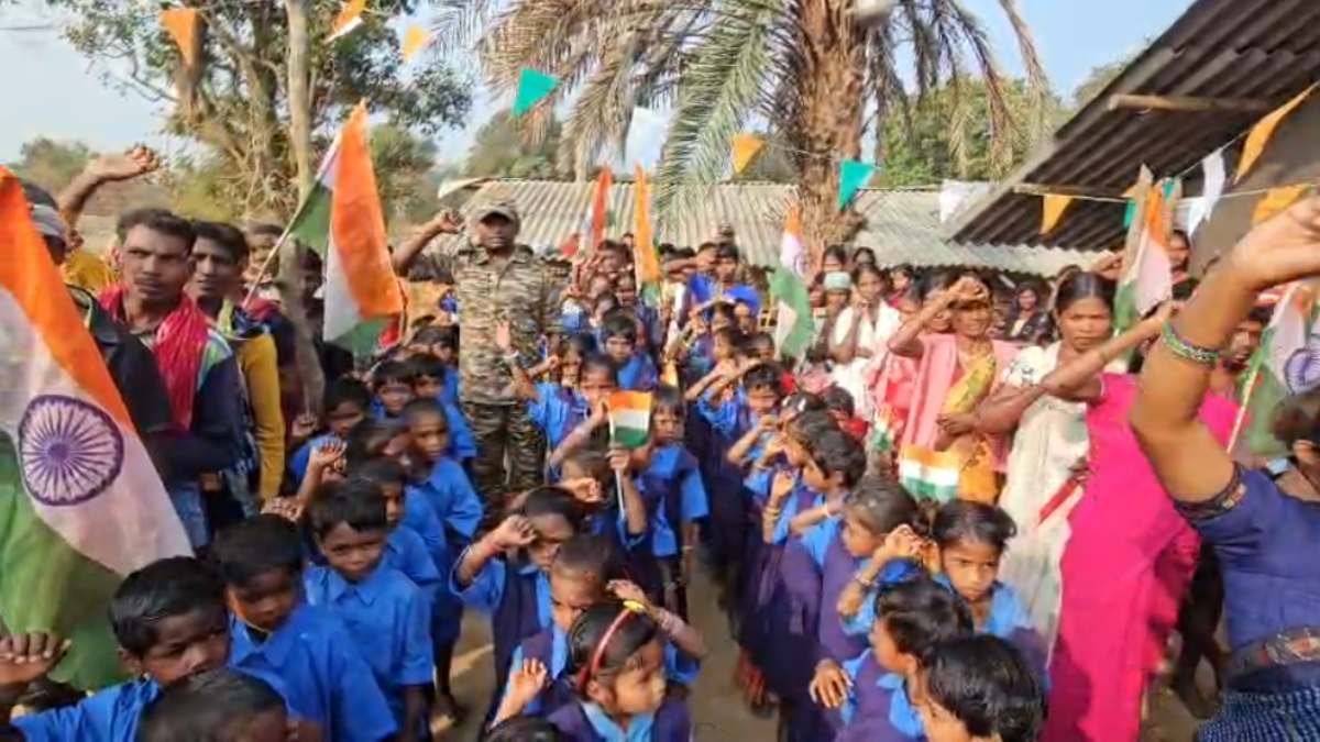 लाल आतंक के गढ़ ‘गोगुंडा’ में पहली बार लहराया ‘तिरंगा जंगलों में गूंजा ‘जन गण मन’