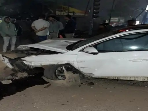 युवक-युवतियों ने बाइक सवार को कार से मारी टक्कर:राजधानी में देर हादसा, आरोपी गाड़ी छोड़कर फरार; तलाश में जुटी पुलिस