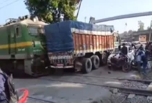 झारखंड: देवघर में रेलवे क्रॉसिंग पर ट्रेन ने ट्रक को मारी टक्कर, दिल दहला देगा हादसे का ये Video; बाल-बाल बचे लोग
