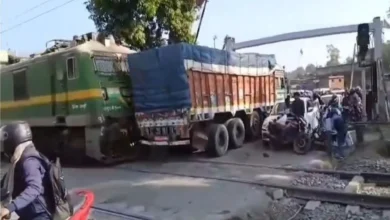 झारखंड: देवघर में रेलवे क्रॉसिंग पर ट्रेन ने ट्रक को मारी टक्कर, दिल दहला देगा हादसे का ये Video; बाल-बाल बचे लोग