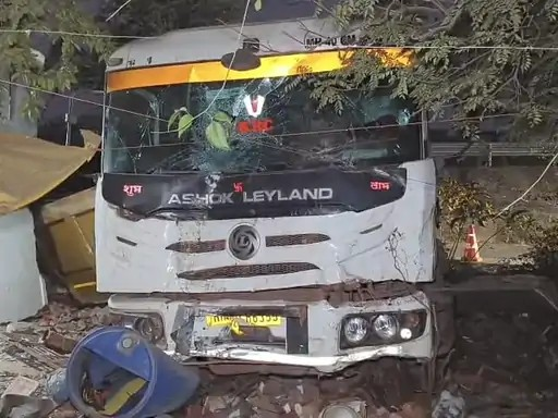 दुर्ग बायपास पर हाईवा अनियंत्रित होकर घर में घुसी:रात के डेढ़ बजे सो रहा था पूरा परिवार, दीवार को तोड़ते हुए रूम तक पहुचा हाईवा, बड़ा हादसा टला