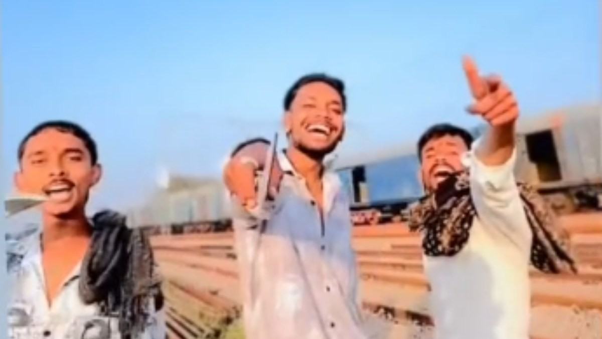 इंस्टाग्राम में फेमस होने चाकू लहराते हुए बनाया वीडियो, पुलिस ने आर्म एक्ट के तहत 3 आरोपियों को किया गिरफ्तार इंस्टाग्राम में फेमस होने चाकू लहराते हुए बनाया वीडियो, पुलिस ने आर्म एक्ट के तहत 3 आरोपियों को किया गिरफ्तार