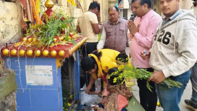 बसंत पंचमी पर पीले रंग में रंगी सिंहपुरी गली:500 साल पुराने सरस्वती मंदिर में उमड़ा श्रद्धालुओं का सैलाब, स्याही चढ़ाने पहुंचे सैकड़ों बच्चे