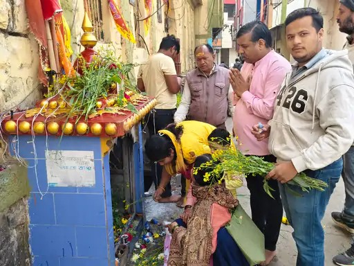 बसंत पंचमी पर पीले रंग में रंगी सिंहपुरी गली:500 साल पुराने सरस्वती मंदिर में उमड़ा श्रद्धालुओं का सैलाब, स्याही चढ़ाने पहुंचे सैकड़ों बच्चे
