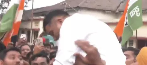 चैतन्य बघेल जेल से रिहा, कंधे पर बैठाकर झूमे कांग्रेसी