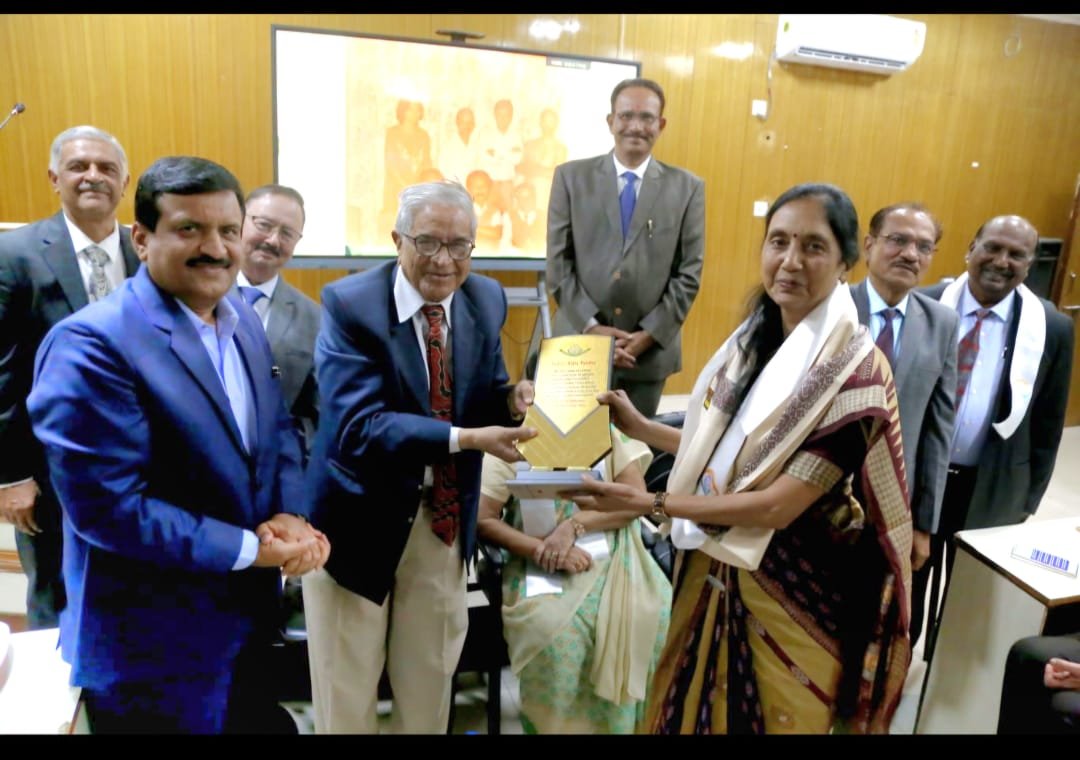 नेत्र विशेषज्ञों की पहली एलुमनी मीट सम्पन्न,गुरुजनों का सम्मान,पुरानी यादें ताजा हुईं नेत्र विशेषज्ञों की पहली एलुमनी मीट सम्पन्न,गुरुजनों का सम्मान,पुरानी यादें ताजा हुईं