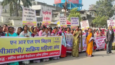 रायपुर में सड़क पर धरने पर बैठीं बिहान की महिलाएं:बोलीं- मंत्री से मुलाकात नहीं होगी,तो सड़क से नहीं हटेंगे, नियमितिकरण-मानदेय बढ़ाने समेत 7 मांगें