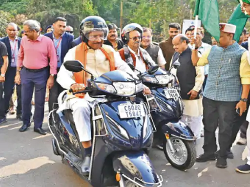 सड़क सुरक्षा माह में बिना हेलमेट बाइक चलाते दिखे शिक्षा मंत्री, सोशल मीडिया पर उठे सवाल