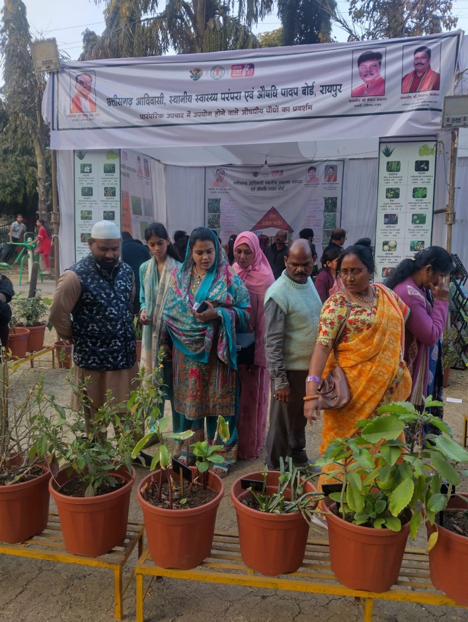 पुष्प प्रदर्शनी 2026 में औषधीय पौधों की विशेष प्रस्तुति,औषधि पादप बोर्ड का स्टॉल रहा लोंगो के आकर्षण का केंद्र