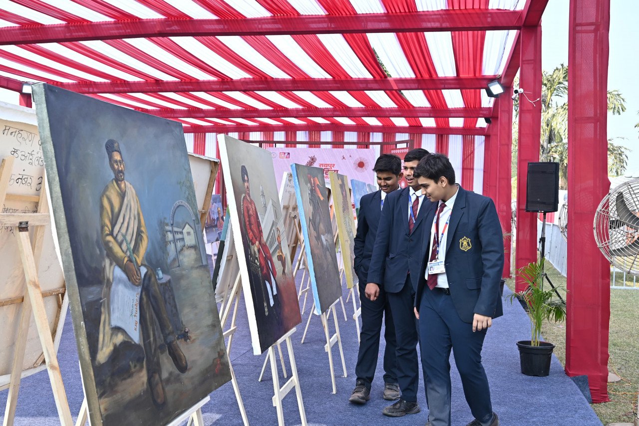 रायपुर साहित्य उत्सव में बिखरे चित्रकला के रंग सुरेंद्र दुबे मंडप में चित्रकला प्रदर्शनी बनी आकर्षण का केंद्र, सेल्फी का बनी हाटस्पाट
