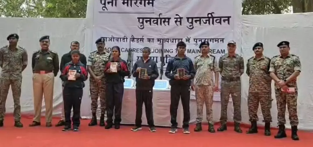 छत्तीसगढ़ में नक्सल संगठन को बड़ा झटका,8 लाख के 4 इनामी नक्सलियों ने किया सरेंडर