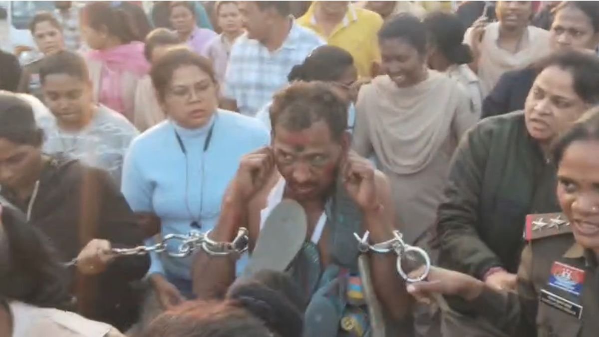 तमनार में महिला टीआई के कपड़े फाड़ने वाले मामले का मुख्य आरोपी गिरफ्तार, पुलिसकर्मियों ने मुँह पर कालिख पोतकर निकाला जुलूस