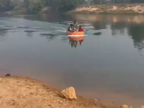 इंद्रावती नाव हादसा…500 मीटर दूर मिली मां-बेटी की लाश:मां संग टावेल से बंधी मिली दुधमुंही, पिता-बच्चे की तलाश इंद्रावती नाव हादसा…500 मीटर दूर मिली मां-बेटी की लाश:मां संग टावेल से बंधी मिली दुधमुंही, पिता-बच्चे की तलाश