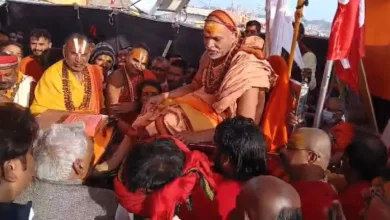 माघ मेले में गरमाई सियासत, अविमुक्तेश्वरानंद से मिले नेता प्रतिपक्ष माता प्रसाद, विधानसभा में शंकराचार्य का मुद्दा उठाएगी सपा