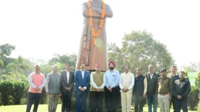 स्वामी विवेकानंद की जयंती पर विधान सभा परिसर स्थित ’’स्वामी विवेकानंद जी की प्रतिमा पर पुष्पांजलि अर्पित .