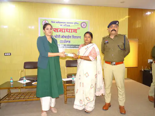 समाधान अभियान में बड़ी सफलता, पुलिस ने 417 गुम मोबाइल लौटाए