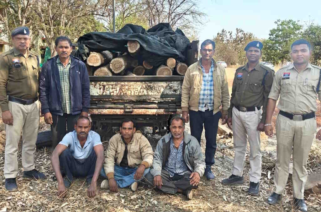 पिकअप में लोड कर ले जा रहे थे सागौन के लट्ठे, पुलिस और वन विभाग की संयुक्त टीम ने 5 आरोपियों को किया गिरफ्तार… पिकअप में लोड कर ले जा रहे थे सागौन के लट्ठे, पुलिस और वन विभाग की संयुक्त टीम ने 5 आरोपियों को किया गिरफ्तार…