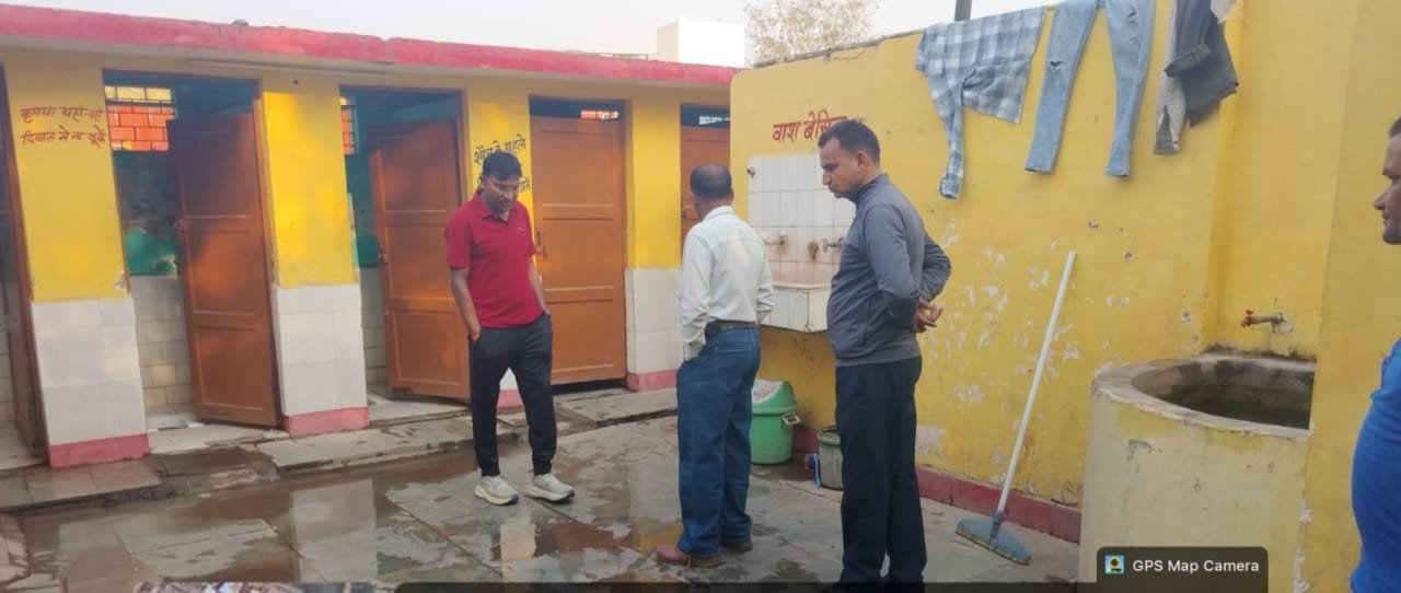 CG News- शौचालय में गंदगी,सुलभ इंटरनेशनल को नोटिस..निगम कमिश्नर के निरीक्षण में मिली खामी
