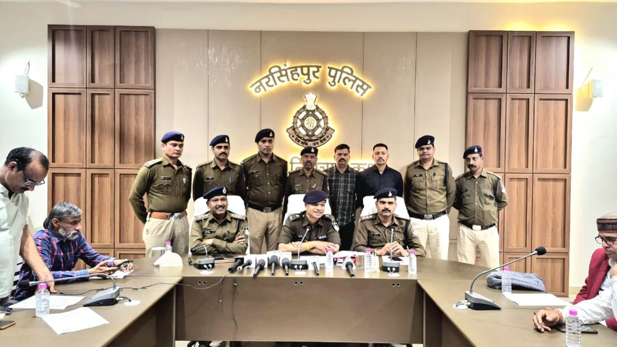 ऑपरेशन ईगल क्लॉ में पुलिस को बड़ी सफलता, 6 लाख की स्मैक के साथ तीन तस्कर गिरफ्तार ऑपरेशन ईगल क्लॉ में पुलिस को बड़ी सफलता, 6 लाख की स्मैक के साथ तीन तस्कर गिरफ्तार