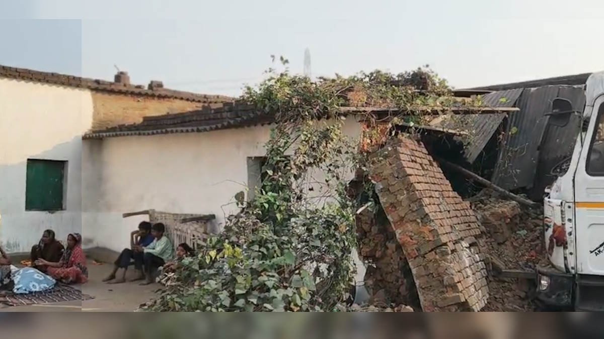 कोरबा: अनियंत्रित ट्रेलर घर में घुसा, गर्भवती महिला की मौत; ग्रामीणों का चक्काजाम कोरबा: अनियंत्रित ट्रेलर घर में घुसा, गर्भवती महिला की मौत; ग्रामीणों का चक्काजाम