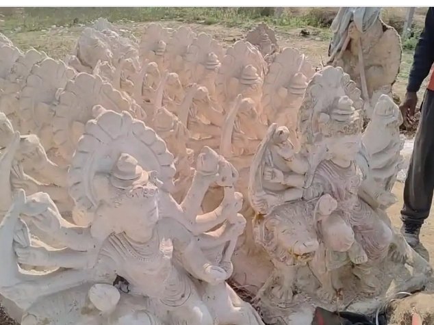 उत्तर प्रदेश: इलाहाबाद हाई कोर्ट के आदेश पर संत रविदास आश्रम से हटाई जा रहीं मूर्तियां, इकदिल में प्रशासनिक कार्रवाई जारी