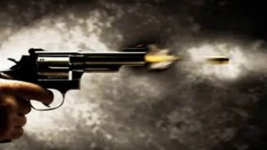 शादी का दबाव बनाने पहुंचे युवक ने लड़की के पिता पर की फायरिंग, बाल-बाल बचे शादी का दबाव बनाने पहुंचे युवक ने लड़की के पिता पर की फायरिंग, बाल-बाल बचे