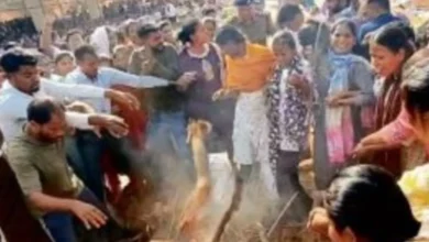 सहायक शिक्षक भर्ती 2023 मामले में डीएड अभ्यर्थियों ने अंगारों पर चलकर किया प्रदर्शन