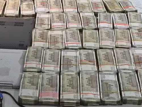 CG : महादेव-सिंडिकेट स्टाइल में ऑनलाइन सट्टा: खंडर से चला रहे थे वेबसाइट, 4 गिरफ्तार; 18 लाख से ज्यादा जब्त