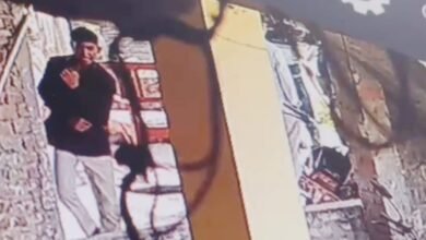 यूपी में सरिया सीमेंट की दुकान से लाखों की चोरी, सीसीटीवी में कैद हुआ शातिर