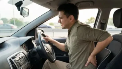 कार चलाते-चलाते कमर दर्द से हो रहे हैं परेशान, स्पाइन सर्जन के ये तरीके देंगे राहत