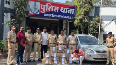 MP के सनावद में महंगी कार से शराब तस्करी: पुलिस ने दबोचा शातिर अपराधी, 136 लीटर अवैध शराब जब्त