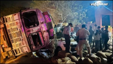 रायपुर में कार पर पलटा धान से लदा ट्रक, 1 की मौत और 4 की हालत नाजुक, हिरासत में ट्रक चालक