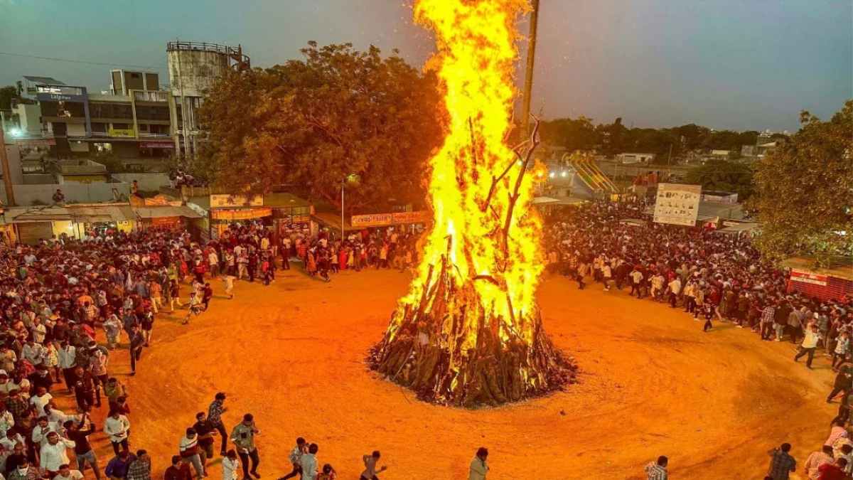 सूतक काल के कारण बदला होलिका दहन का समय, जानें पूजा का सही मुहूर्त और दोष से बचाव के उपाय