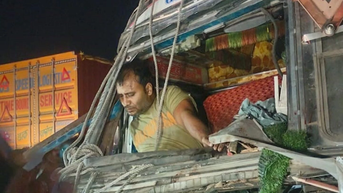 सिवनी में एनएच 44 पर दो ट्रकों की टक्कर, 3 घंटे तक स्टेयरिंग में फंसा रहा ड्राइवर; 2 क्रेन की मदद से निकाला