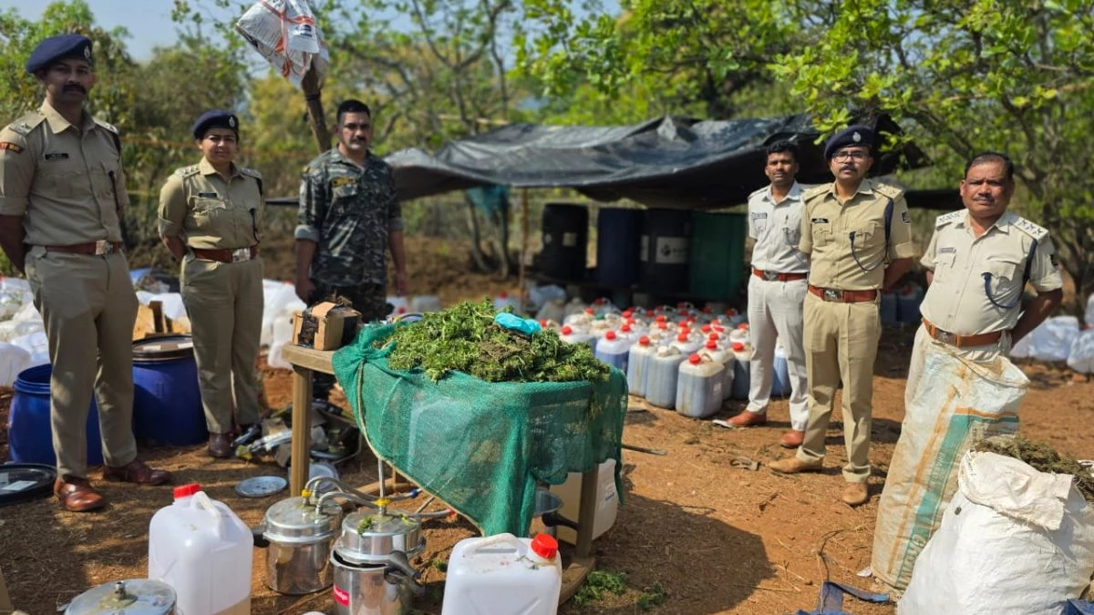 ओडिशा–आंध्र सीमा पर बड़ी कार्रवाई, 205 करोड़ रुपये के मादक पदार्थ जब्त ओडिशा–आंध्र सीमा पर बड़ी कार्रवाई, 205 करोड़ रुपये के मादक पदार्थ जब्त