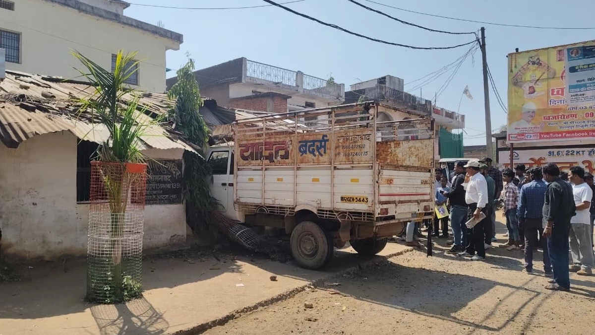 स्कूल परिसर में घुसा अनियंत्रित लोडर, दीवार टूटने से मचा हड़कंप, सभी बच्चे सुरक्षित