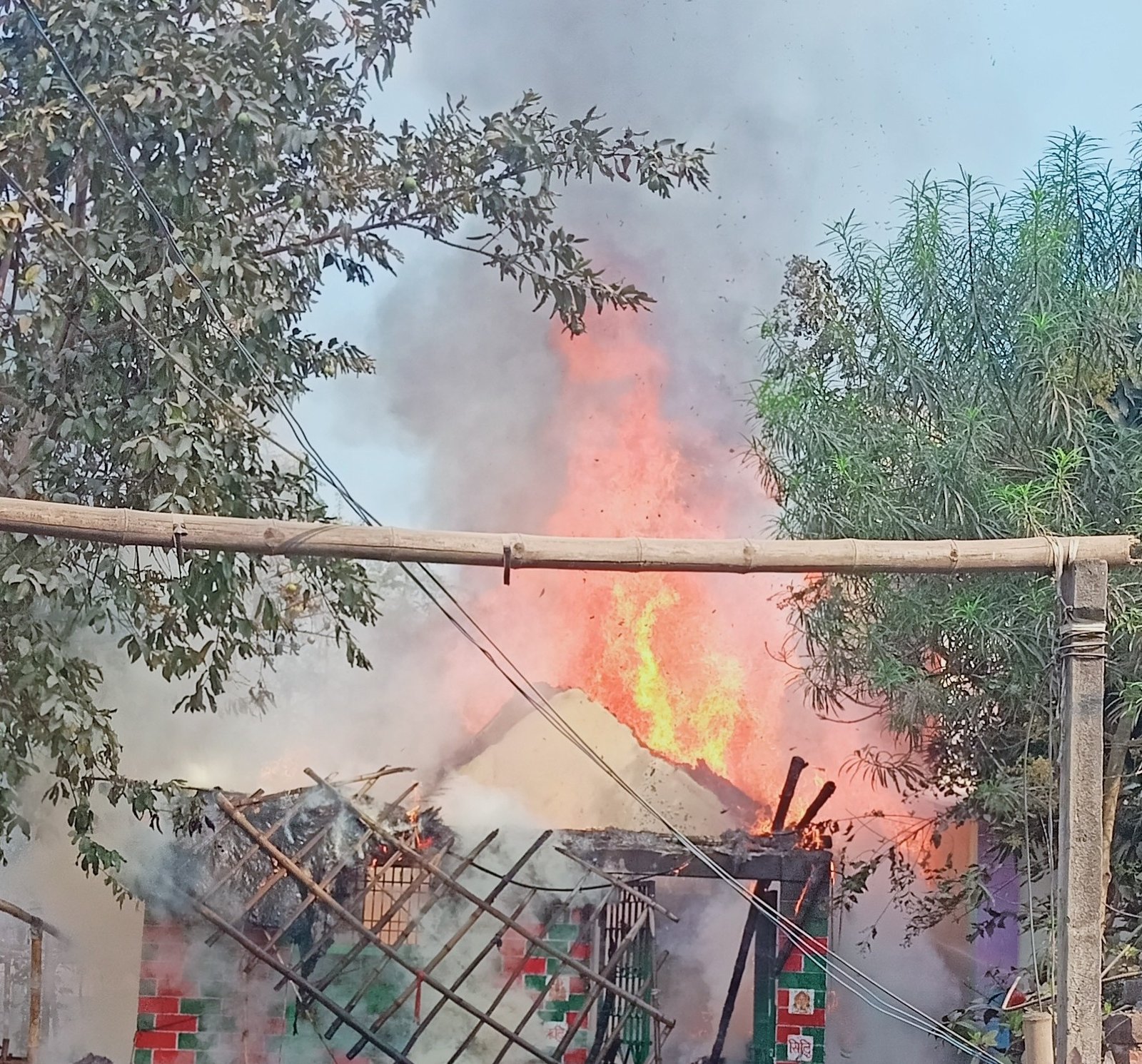 सुपौल में शॉर्ट सर्किट से भीषण आग, शिक्षक दंपति का घर जलकर राख