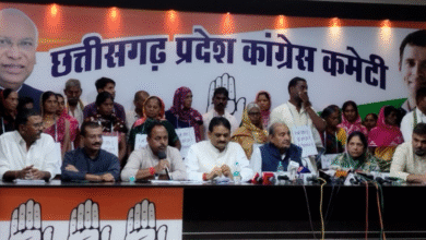 मतदाता सूची से जिनका नाम कटा, वो ‘मैं जीवित हूं’ तख्ती लेकर पहुंचे कांग्रेस भवन, पूर्व MLA धनेंद्र ने SIR प्रक्रिया पर उठाए सवाल