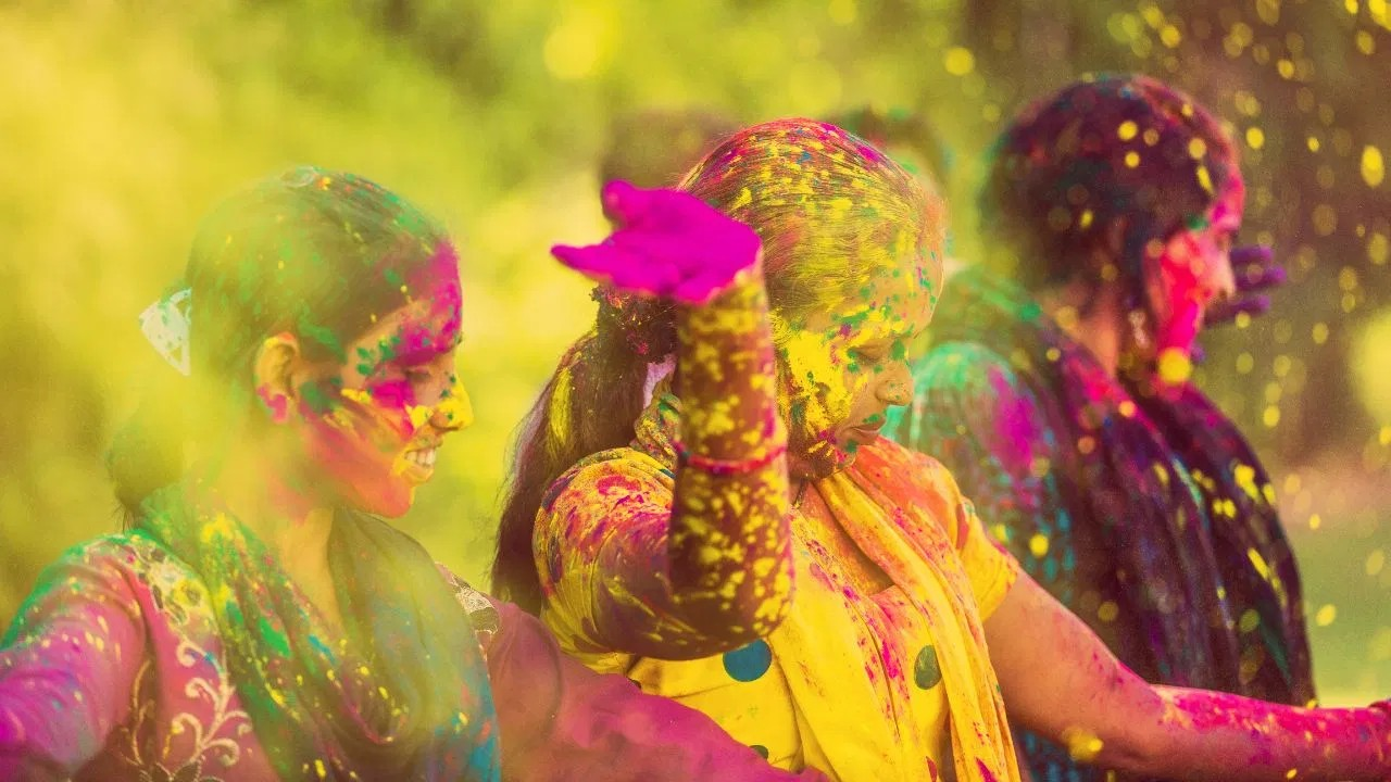 होली पर काले कपड़े पहनना शुभ या अशुभ? क्यों बचते हैं लोग होली पर काले कपड़े पहनना शुभ या अशुभ? क्यों बचते हैं लोग