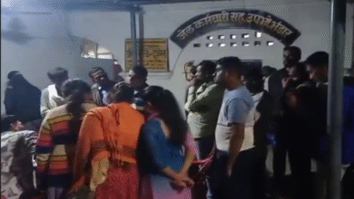 सहायक शिक्षक भर्ती को लेकर अंगारों पर चलकर प्रदर्शन, आंदोलनकारी अभ्यर्थियों को पकड़कर लाया गया सेंट्रल जेल